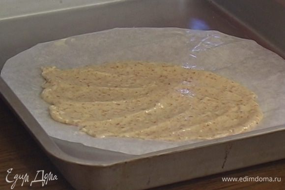 Вырезать из бумаги для выпечки круги диаметром 28‒30 см, смазать их оставшимся сливочным маслом и выложить на противень, затем слоем 3‒5 мм распределить на бумаге тесто.