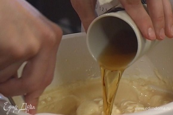 Приготовить крем: взбить сливки со 100 г сахарной пудры, добавить ванильный экстракт и коньяк, все перемешать.