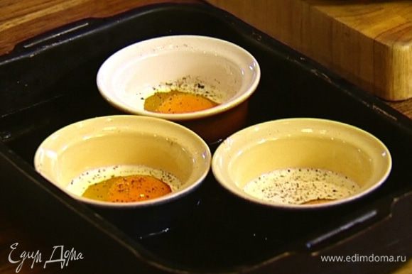 Запекать яйца в разогретой духовке 6–7 минут (если любите более пропеченные, то немного дольше).