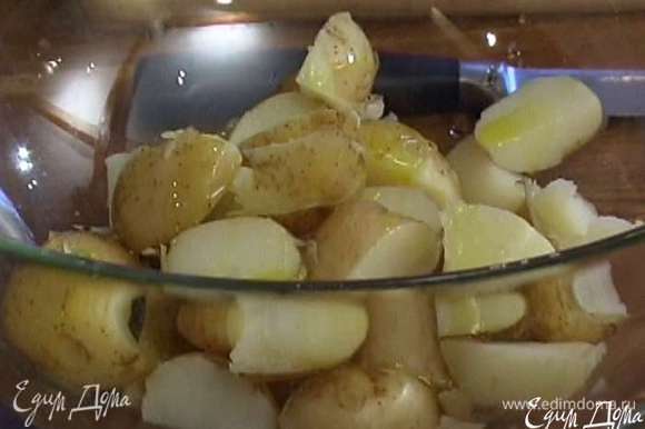 Сваренную картошку разрезать на четыре части, выложить в салатницу, влить 2 ст. ложки оливкового масла, все перемешать.
