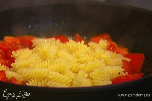 Макароны шумовкой переложить в сковороду с помидорами.