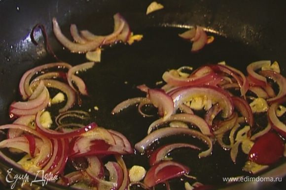 Разогреть в тяжелой сковороде оливковое масло и, периодически помешивая, томить лук и чеснок на медленном огне.