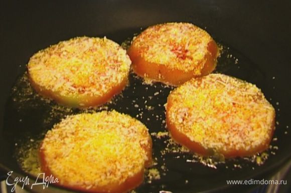 Разогреть в сковороде 1 ст. ложку оливкового масла и обжарить помидоры с обеих сторон.