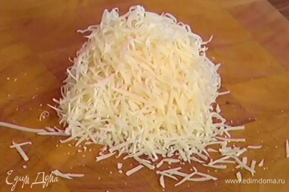 Сыр натереть на мелкой терке.