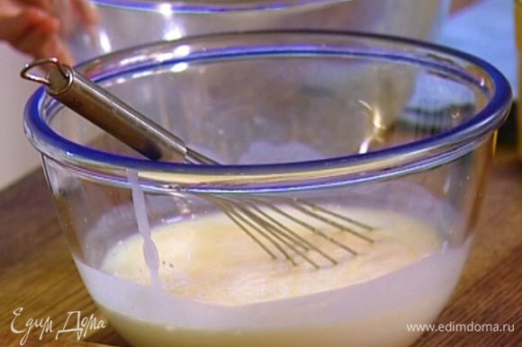 В отдельной посуде слегка взбить яйца с сахаром, влить в кефир с содой и еще раз перемешать.
