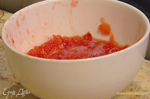 Помидор разрезать пополам и натереть на крупной терке, стараясь, чтобы кожица не попала в томатную массу.