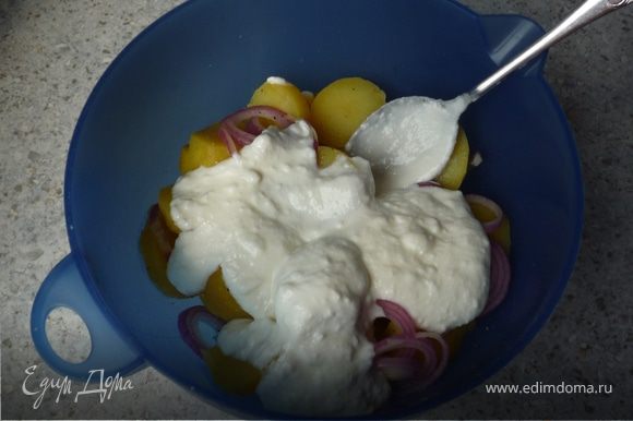 Йогурт посолить и перемешать с картофелем. Поставить в холодильник на 1 час.