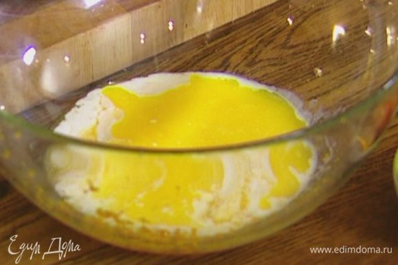 В молоко добавить апельсиновый сок и цедру, растопленное масло и яйцо, все перемешать.