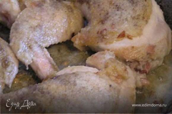 Овощи выложить на тарелку и в этой же сковороде обжарить курицу до золотистой корочки. Затем добавить овощи и потомить вместе 3-4 минуты.