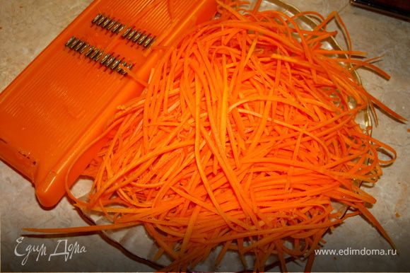 Морковь потереть в длину на специальной терке для моркови по-корейски…