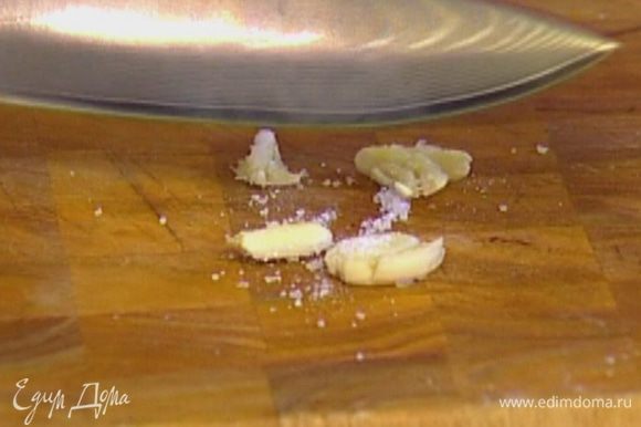 Чеснок почистить, раздавить плоской стороной ножа, растереть вместе с солью и выложить в глубокую миску.