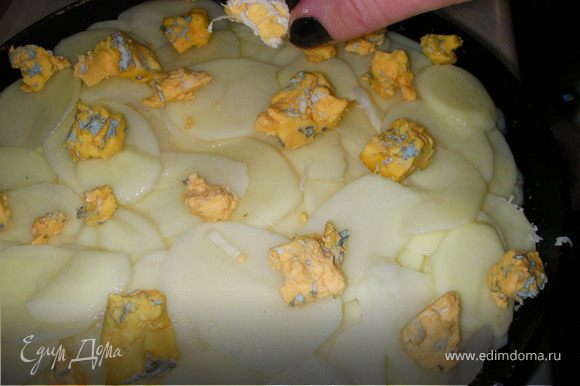 Выкладываем последний третий слой картофеля и выкладываем сыр с плесенью.
