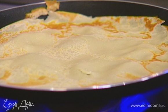Разогреть блинную сковороду и, смазывая ее при помощи кулинарной кисточки оливковым маслом, испечь блины (сильно не зажаривать!).