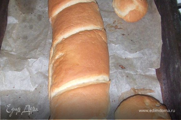 Заранее разогреть духовку до 200 градусов, поставить противень с хлебом и выпекать около 35-40 минут, пока хлеб не приобретет характерный цвет и консистенцию. Остудить хлеб. Нарезать хлеб на порционные куски и подать к столу.
