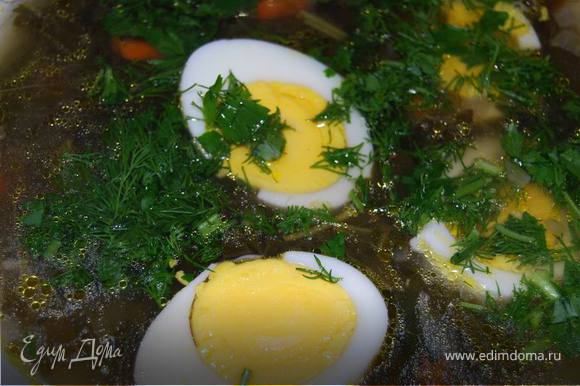 Кипятим 3-5 минут. В готовый суп добавляем вареные яйца, зелень сметану.