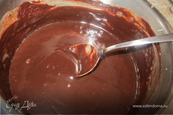 Приготовить ганаш: Сливки подогреть, добавить шоколад,масло, держать на огне пока не растает шоколад. Охладить.