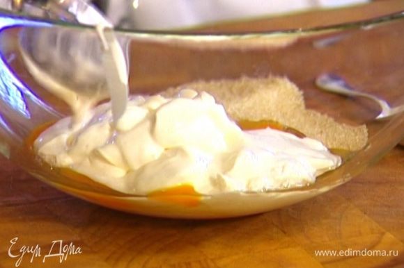 В отдельной посуде смешать сахар, яйцо, сметану, затем влить растительное масло (немного оставить) и взбивать блендером до получения пышной гладкой массы.