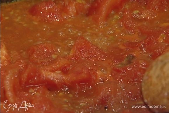 В небольшой сковороде разогреть растительное масло, добавить помидоры и чеснок. Когда помидоры как следует потушатся, практически превратившись в соус, вынуть чеснок и добавить измельченную зелень петрушки и укропа. Посолить, поперчить, все перемешать.