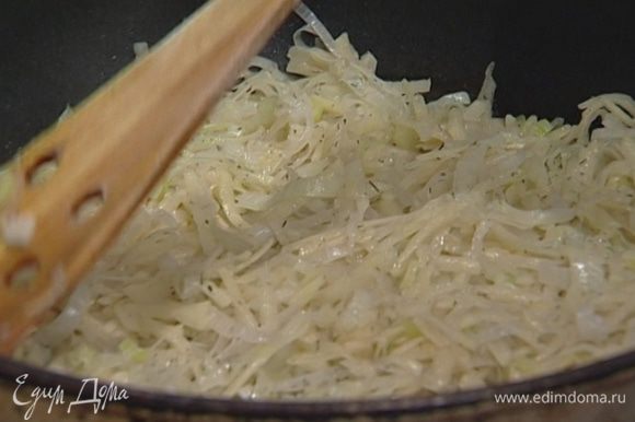 Разогреть в тяжелой сковороде растительное масло и выложить картофельно-луковую массу, формируя из нее тонкий круглый пирог.