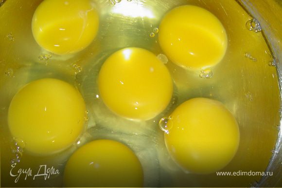Яйца взббиваем, сыр натираем на мелкой тёрке. Размороженный шпинат отжимаем и нарезаем. В яйца всыпаем сыр и перемешиваем, добавляем шпинат. Добавляем перец, соль, перемешиваем. Противень выстелаем пищевой бумагой и распределяем яично-шпинатную массу. Запекаем в духовке 10-15 минут при температуре 180 гр. Вынимаем противень из духовки, вместе с бумагой вынимаем омлет и даем полностью остыть. Омлет освобождаем от бумаги и выкладываем на расстеленную пищевую пленку, разделяем на две части. Смазываем омлет творожным сыром. Выкладываем сверху на сыр тонкие ломтики рыбы и сбрызгиваем соком лимона. Скатываем омлеты в рулеты. Туго заворачиваем скатанные омлеты в пищевую плёнку и убираем в холодильник на 3-4 часа. Затем рулет нарезаем на кусочки. Приятного аппетита!