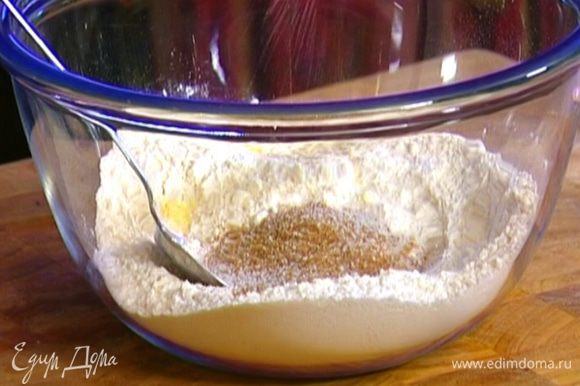 Кукурузную и пшеничную муку соединить с сахаром, содой, разрыхлителем и солью.