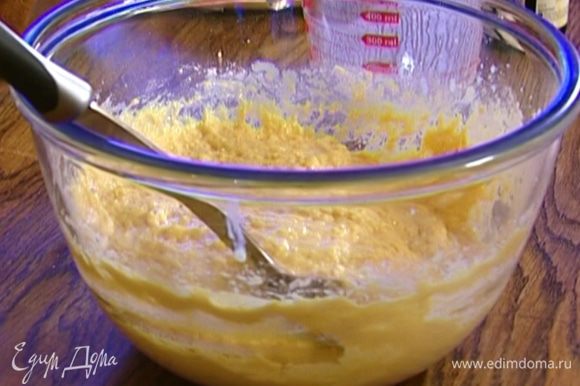 Муку соединить с солью и разрыхлителем, ввести в яично-масляную смесь и перемешать — тесто должно получиться чуть гуще, чем на оладьи.