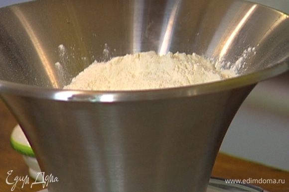 Приготовить тесто: взвесить разбитые яйца, чтобы получилось 325 г, добавить муку, соль, опару и вымешать в комбайне с насадкой для теста.