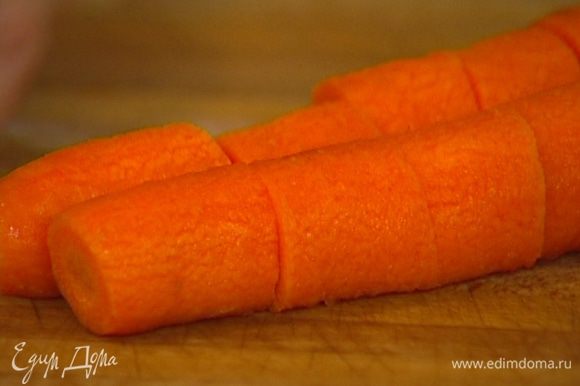 Морковь почистить и нарезать небольшими брусками.