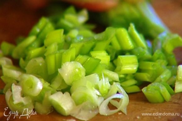 Тархун и зеленый лук мелко порезать, смешать с чесноком.
