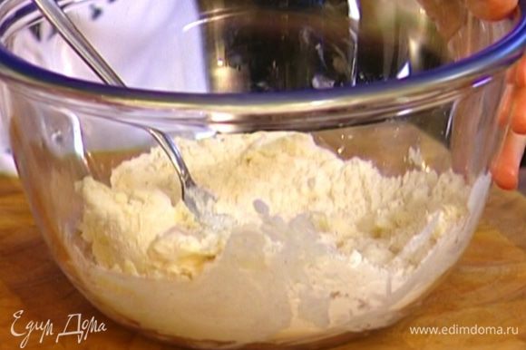 Приготовить тесто: перемешать муку, сметану, предварительно размягченное сливочное масло, 1 ч. ложку сахара и соль, затем ввести яйцо и замесить.