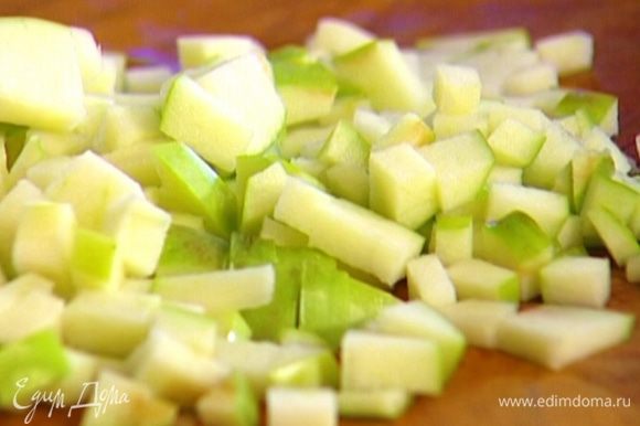 Яблоко нарезать на маленькие кубики, посыпать оставшимся сахаром и корицей, перемешать.