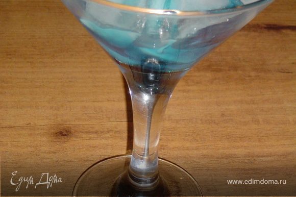В бокал со льдом наливаем Сироп "Голубой Кюрасао", остальные ингредиенты взбиваем в шейкере и добавляем в бокал.