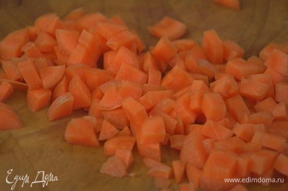 Лук и морковь почистить и нарезать маленькими кубиками.