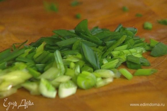 Зеленый лук порезать тонко наискосок и посыпать салат (немного лука оставить).
