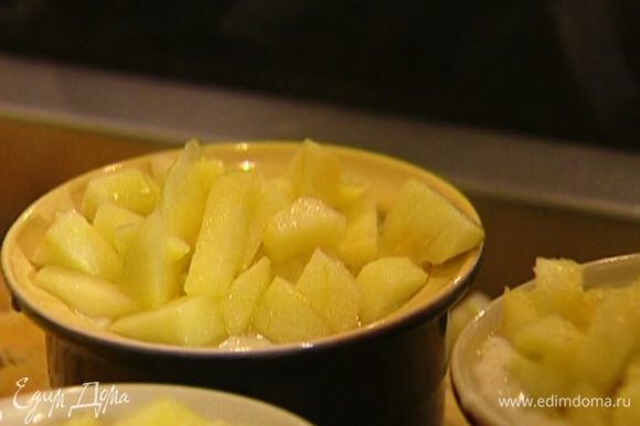 Яблоки вынуть из духовки, сбрызнуть лимонным соком, выложить сверху в формочки с кашей и посыпать сахаром.