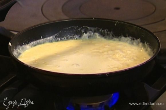 Убавить огонь и, понемногу вливая в рис горячее молоко, варить 12–15 минут, затем вынуть палочку корицы.