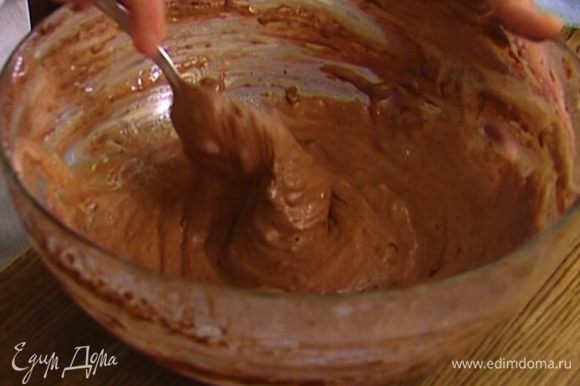 Ввести взбитые белки в шоколадное тесто, перемешать.