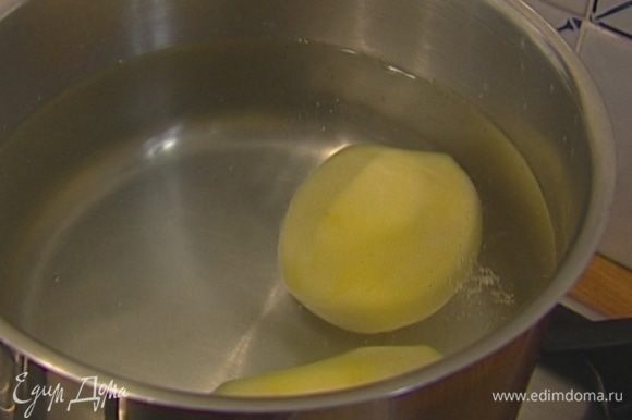 Картофель отваривать до полуготовности, 12‒15 минут с момента закипания.