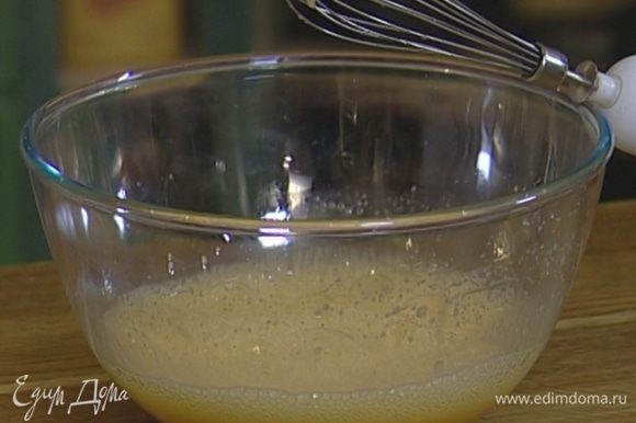 Миксером взбить яйца с оставшимся сахаром в упругую пену, добавить ванильный экстракт.