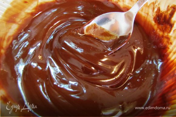 Растопить шоколад со сливочным маслом.
