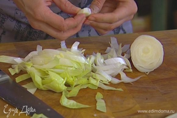 Цикорий нарезать, выложить в глубокую тарелку, сверху поместить листья салата.