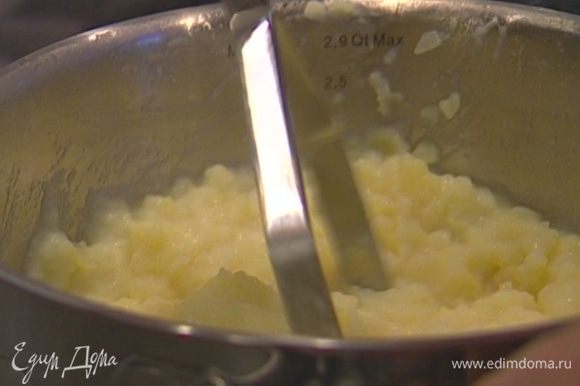 Картофель почистить и отварить, затем посолить, добавить немного сливочного масла и разминать толкушкой, вливая понемногу молоко, или взбивать блендером, пока не получится гладкое, однородное пюре.