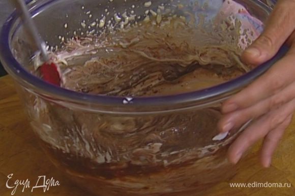 Растопленный шоколад соединить с желтковой массой и перемешать, затем добавить взбитые сливки и еще раз все перемешать.