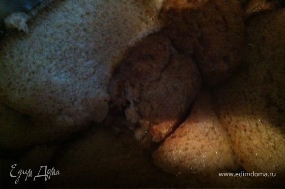 Из хлеба напечь в духовке сухариков, следить, чтобы не пригорели. Готовые сухари замачиваем кипятком и оставляем часа на 3–4.