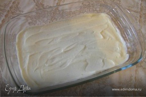 Взбить маскарпоне с сахарной пудрой, добавить ванилин. На дно формы для десерта нанести тонким слоем получившийся крем из маскарпоне.