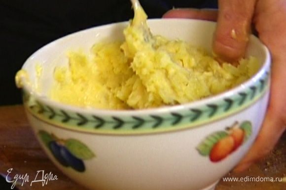 Отваренный картофель почистить и растереть вилкой в пюре, добавить немного яично-масляной смеси, вымешать, затем ввести оставшуюся яичную смесь и все перемешать.