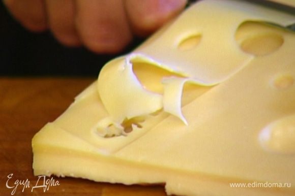 Сыр и малосольный огурец нарезать тонкими полосками (можно это сделать картофелечисткой).