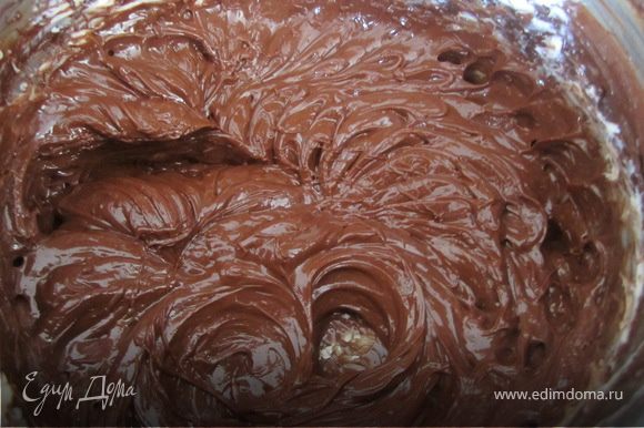 Размягченое масло взбить с растопленым шоколадом.