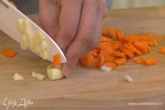 Морковь порезать небольшими кубиками.