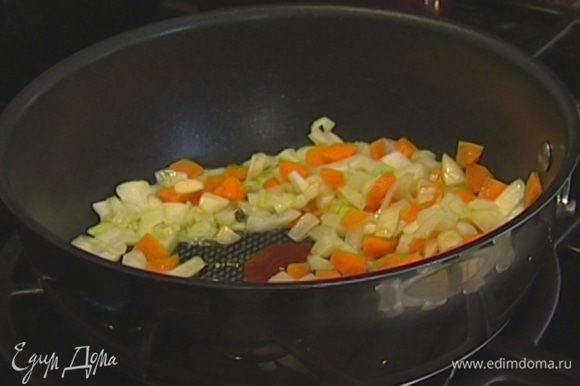 Разогреть в тяжелой сковороде оливковое масло и обжаривать подготовленные овощи 5 минут.